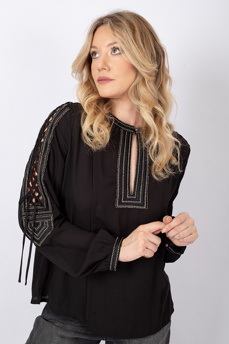 Blusa con ricami traforati nera