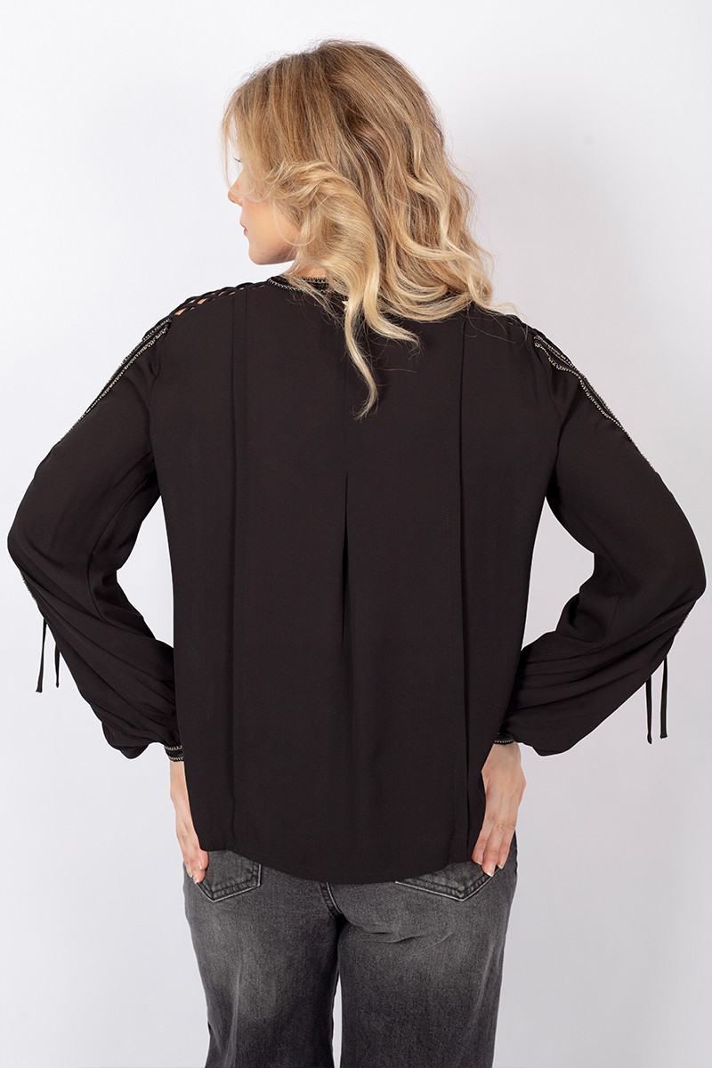 Blusa con ricami traforati nera