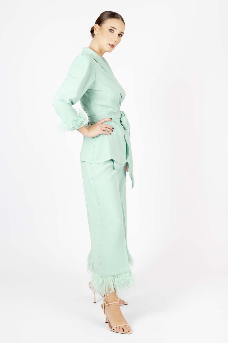 Tailleur con piume verde menta