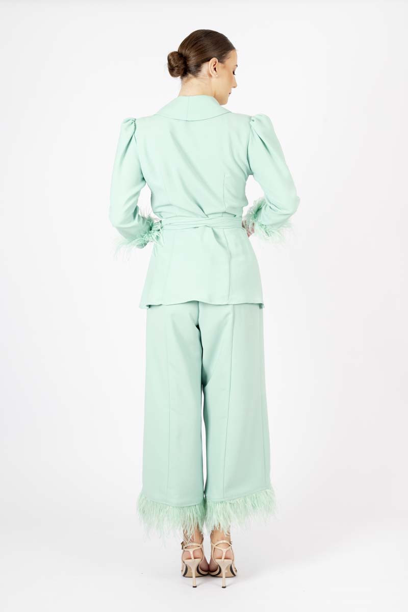 Tailleur con piume verde menta