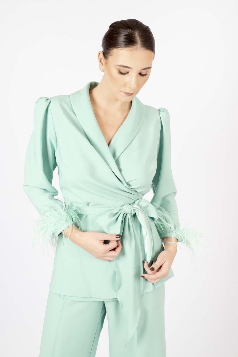 Tailleur con piume verde menta