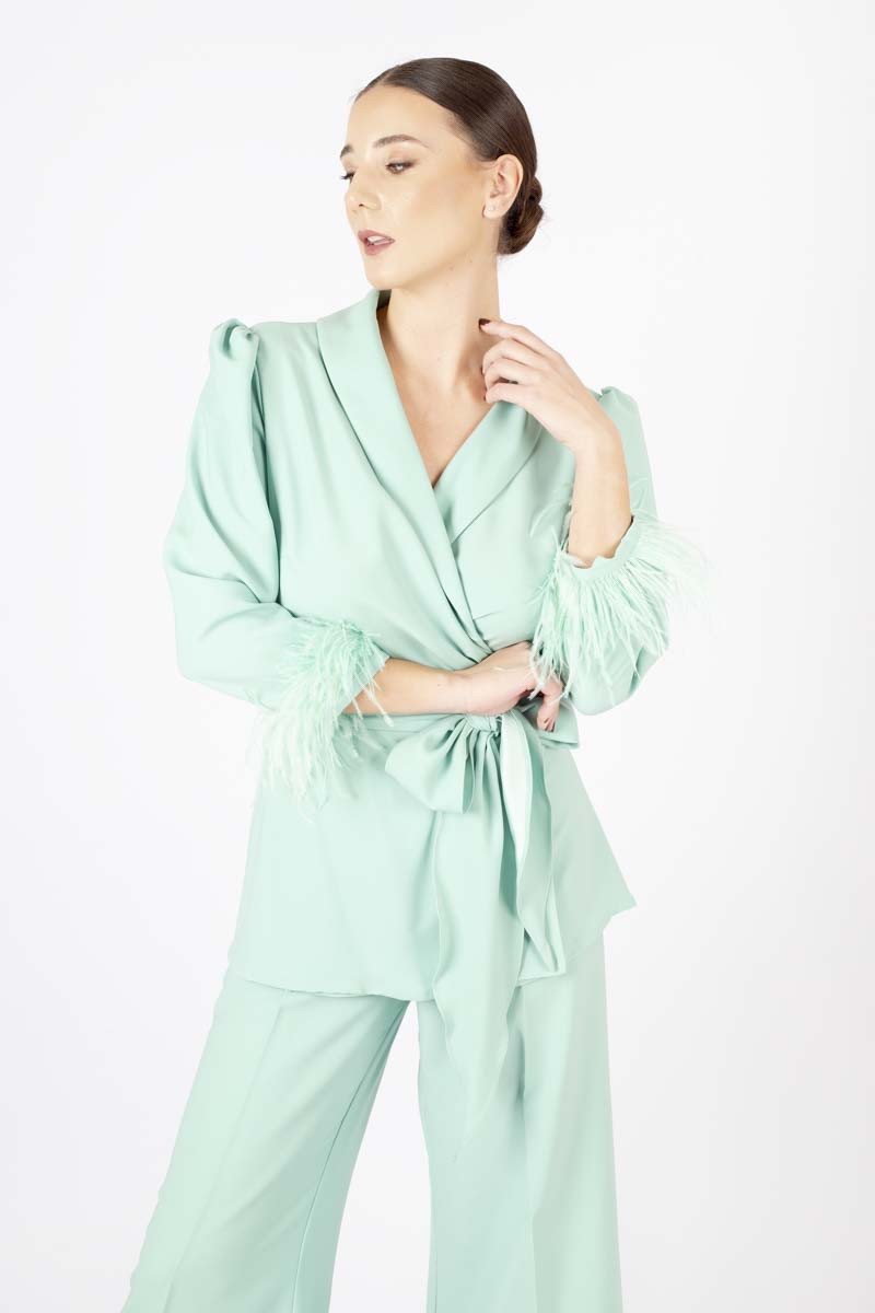 Tailleur con piume verde menta