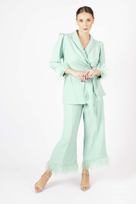 Tailleur con piume verde menta