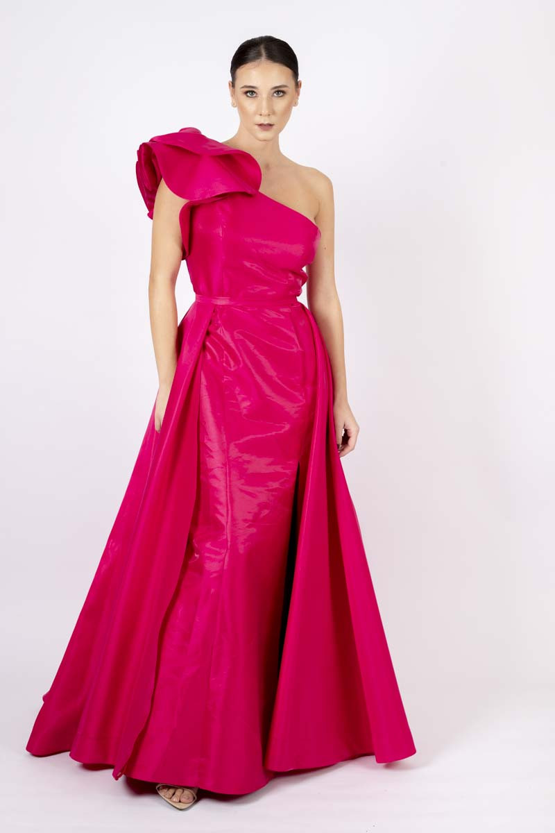 Fuxia single-shoulder dress with tail