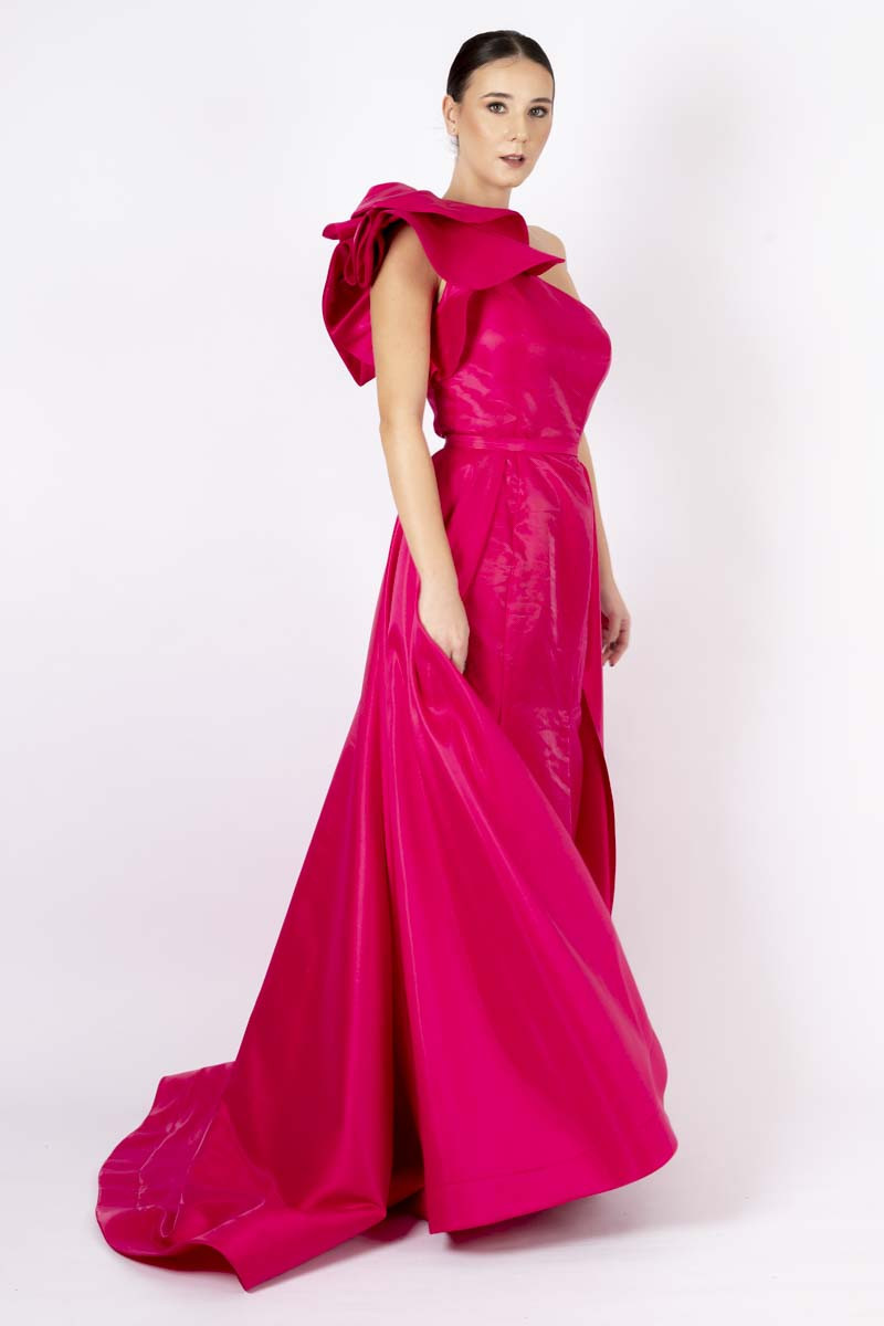 Fuxia single-shoulder dress with tail