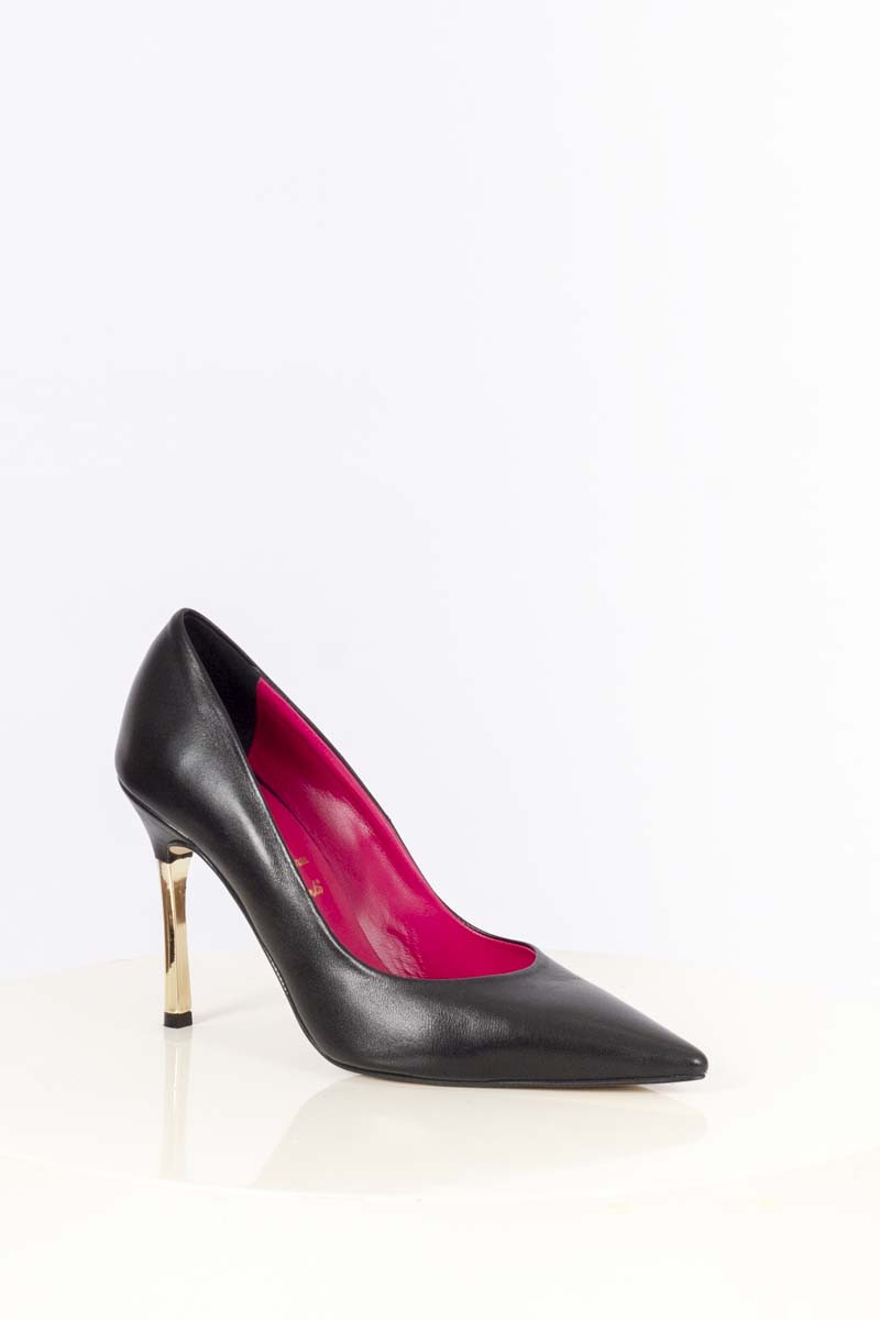 Black pumps with gold heel