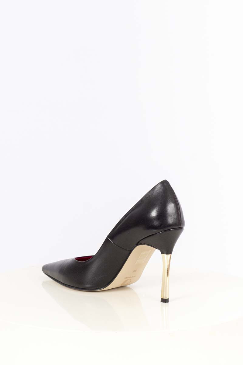 Black pumps with gold heel